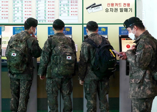 80일 만에 휴가 나온 군인들