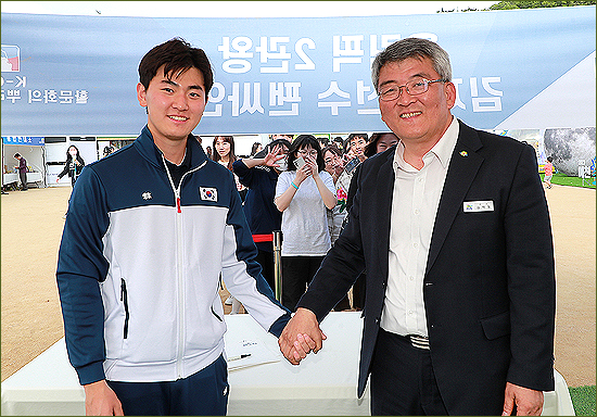 김제덕 양궁 국가대표 선수 팬 사인회 개최 - 뉴스 썸네일 이미지