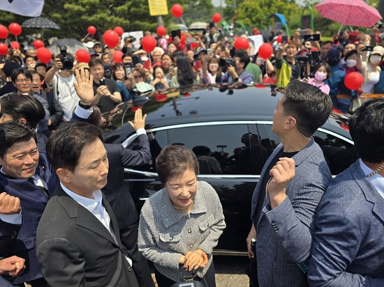 박근혜 전 대통령, 구미 아버지 생가 방문